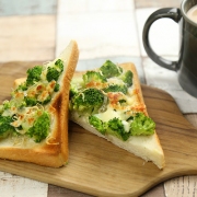 Cheese-toast-with-broccoli-and-dried-small-fish